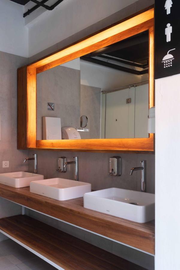 M Boutique Hostel Legian Kuta Lombok Eksteriør bilde